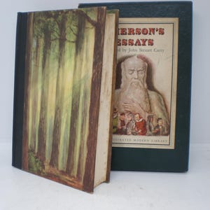 Pode incluir: Um livro antigo de capa dura intitulado "Emerson's Essays" editado por John Stewart Curry. A capa do livro apresenta um retrato de Ralph Waldo Emerson com barba branca e uma cena de floresta.