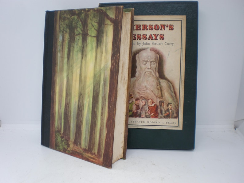 Pode incluir: Um livro antigo de capa dura intitulado "Emerson's Essays" editado por John Stewart Curry. A capa do livro apresenta um retrato de Ralph Waldo Emerson com barba branca e uma cena de floresta.