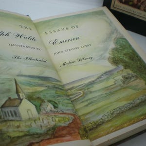 Pode incluir: Um livro aberto intitulado "The Essays of Emerson" de Ralph Waldo Emerson, ilustrado por John Steuart Curry. A capa do livro apresenta uma pintura em aquarela de uma cena campestre com uma igreja, &aacute;rvores e uma parede de pedra.