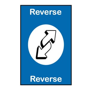 Puede incluir: Un letrero rectangular azul con la palabra "Reverse" en blanco en la parte superior e inferior. Un círculo blanco en el centro contiene dos flechas negras curvas que apuntan en direcciones opuestas.
