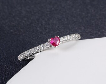 Anillo de rubí con forma de corazón: anillo de promesa de plata de ley con detalles de circonitas