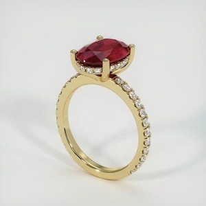 Könnte beinhalten: Ein goldener Ring mit einem großen, oval geschliffenen Rubin. Der Rubin ist von einem Kranz aus kleineren, klaren Edelsteinen umgeben. Der Ringband ist ebenfalls mit kleinen, klaren Edelsteinen besetzt, was einen funkelnden Effekt erzeugt.