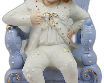 Antyczna figurka z biskwitu, porcelana, chłopiec w niebieskim fotelu, sygnowana 4417, epoka wiktoriańska