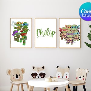 Op de afbeelding: Drie ingelijste prints met cartoon schildpadden en de naam "Philip" in groene letters. De prints staan op een witte muur boven houten stoelen in de vorm van dieren. Het Canva Editable-logo staat rechtsboven.