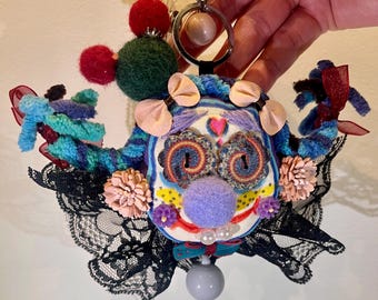 Llavero de muñeca de arte surrealista hecho a mano / Charm de cara extraña y adorable / Charm gótico kawaii para bolso / Accesorio único y llamativo