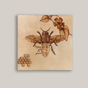 Arte pirograbado de abejas: Abeja pirograbada con flores, decoración rústica de pared inspirada en la naturaleza, arte de insectos artesanal con detalles divertidos.