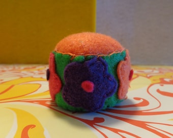 Handgemaakt Flower Power vilten speldenkussen van Pepperland