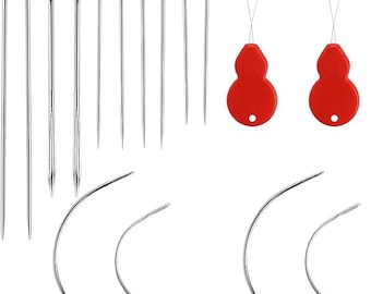 Puede incluir: Un conjunto de agujas de coser y enhebradores. Las agujas plateadas vienen en diferentes tamaños y formas. También se incluyen dos enhebradores rojos en forma de lágrima. La imagen muestra herramientas para coser y manualidades.