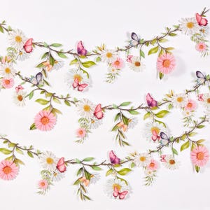 Puede incluir: Guirnalda floral decorativa con margaritas rosas y blancas, mariposas rosas y moradas y hojas verdes. La guirnalda está dispuesta en un patrón fluido sobre un fondo blanco, creando una estética caprichosa y delicada.