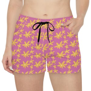 Rosa und Gelb Floral Damen Shorts | Niedliches Gänseblümchen Print Bademode | Sommer Urlaub Shorts mit Taschen | Helle Retro Bademode