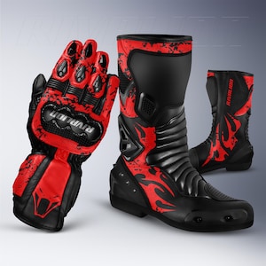 Peut inclure: Une paire de gants et de bottes de moto noirs et rouges portant la marque RIVALION. Les gants présentent un motif de tête de serpent sur le poignet et des protections aux articulations. Les bottes ont une coupe haute avec des panneaux côtelés.