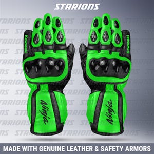 Può includere: Paio di guanti da moto verdi e neri con il logo Kawasaki e la scritta "Ninja". I guanti hanno un'armatura protettiva sulle nocche e sono realizzati in vera pelle.