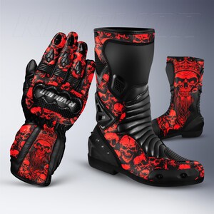 Puede incluir: Un par de guantes de moto y una bota de moto a juego con un patrón de calaveras en negro y rojo. Los guantes muestran el texto RIVALION en un protector de nudillos. Ambos artículos están decorados con gráficos detallados de calaveras.