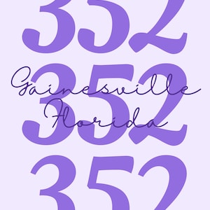 Könnte beinhalten: Ein digitaler Kunstdruck mit der Zahl "352" in einer großen, fetten, lila Schriftart, die dreimal wiederholt wird. Die Wörter "Gainesville Florida" sind in einer kursiven Schriftart zwischen den Zahlen geschrieben, alles auf einem hellvioletten Hintergrund.