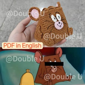Puede incluir: Una bolsa de ganchillo marrón con forma de ratón de dibujos animados, con detalles rosas en las orejas y la cara. La bolsa tiene una cara sonriente y probablemente está hecha a mano. El texto "PDF in English" está presente.