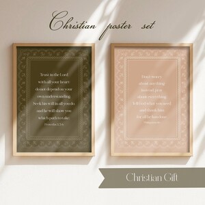 Könnte beinhalten: Ein Set aus zwei gerahmten christlichen Postern. Ein Poster hat einen dunkelolivfarbenen Hintergrund mit Text aus Sprüche 3:5-6. Das andere Poster hat einen pfirsichfarbenen Hintergrund mit Text aus Philipper 4:6.