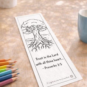 Könnte beinhalten: Ein weißer Lesezeichen mit einer schwarzen Baumillustration und dem Text "Trust in the Lord with all thine heart... - Sprüche 3:5". Farbstifte sind links zu sehen.