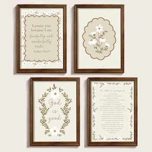 Könnte beinhalten: Vier gerahmte Kunstdrucke mit braunen Holzrahmen. Die Drucke zeigen inspirierende Zitate und florale Designs in neutralen Tönen. Ein Druck lautet: "Ich preise dich, denn ich bin wunderbar gemacht... Psalm 139,14."