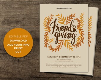 Puede incluir: Invitación PDF editable para un evento de Friendsgiving con un diseño floral marrón y naranja. El texto "You're invited to Friendsgiving" está en una fuente cursiva marrón. La invitación incluye la fecha, la hora y la ubicación del evento.