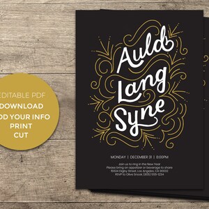 Puede incluir: Plantilla de invitación de fiesta de Nochevieja Auld Lang Syne editable con caligrafía dorada sobre fondo negro. El texto incluye la fecha, la hora y la información de RSVP.