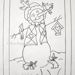 Puede incluir: Un dibujo en blanco y negro de un mu&ntilde;eco de nieve con una nariz en forma de coraz&oacute;n, que lleva una bufanda y un chaleco con corazones. El mu&ntilde;eco de nieve sostiene una casita de p&aacute;jaros con un coraz&oacute;n en ella. Dos p&aacute;jaros est&aacute;n posados en ramas y dos conejos est&aacute;n sentados en la nieve. El texto "welcome" est&aacute; escrito en una fuente decorativa debajo del mu&ntilde;eco de nieve.
