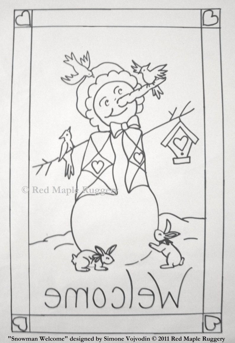 Puede incluir: Un dibujo en blanco y negro de un mu&ntilde;eco de nieve con una nariz en forma de coraz&oacute;n, que lleva una bufanda y un chaleco con corazones. El mu&ntilde;eco de nieve sostiene una casita de p&aacute;jaros con un coraz&oacute;n en ella. Dos p&aacute;jaros est&aacute;n posados en ramas y dos conejos est&aacute;n sentados en la nieve. El texto "welcome" est&aacute; escrito en una fuente decorativa debajo del mu&ntilde;eco de nieve.