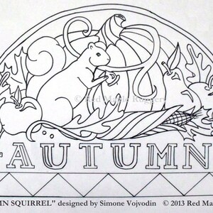 Peut inclure: Un dessin au trait noir et blanc d'un écureuil assis sur une citrouille avec une pomme, une poire et du maïs. Le mot "AUTUMN" est écrit sous l'image. "AUTUMN SQUIRREL" conçu par Simone Vojvodin © 2013 Red Maple Ruggery.