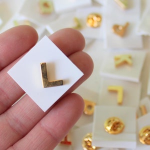 Broche vintage dorado con la letra L de los años 80... retro. Años 70 y 80. Clásico. Bisutería. Broche vintage. Moderno. Elegante. Universitario. Regalo para ella y él.