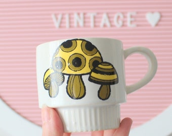 Tazza vintage a forma di fungo atomico anni '60: kitsch floreale retrò