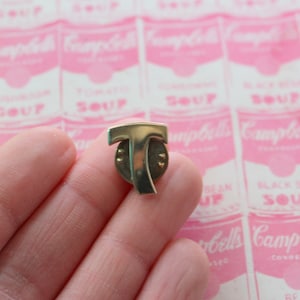 1980 Vintage plata letra T broche Pin.... retro. Años 70 y 80. clásico. joyería de disfraz. broche antiguo. modificación. elegante. colega. regalo para ella el