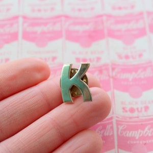 1980 Vintage plata letra K broche Pin.... retro. Años 70 y 80. clásico. joyería de disfraz. broche de época. modificación. elegante. colega. regalo para ella el