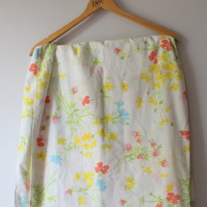 1970s Retro FLORAL Bed Sheet....full. adult bedding. vintage room decor. atomic floral. yellow floral bedding. 70s 60s bedding. groovy. mod