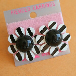Vintage BLACK and WHITE DAISY Enamel Flower Earrings..groovy. retro. flower. 1970s. classic. floral. daisy. costume jewelry. new old stock