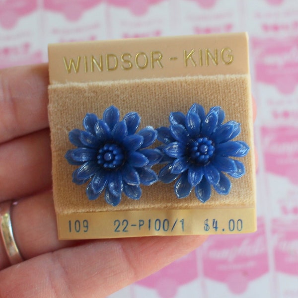 Vintage 1980s DAISY Enamel Flower Earrings.....blue. groovy. retro. flower. 1970s. classic. floral. daisy. costume jewelry. new old stock