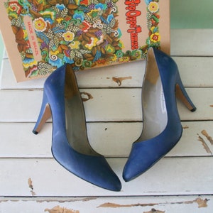 Vintage BLUE LEATHER Hipoppotamus Designer Heels..size 8.5 womens..navy blue leather. shoes. pumps. heels. classic. mod. nautical. mod. blue