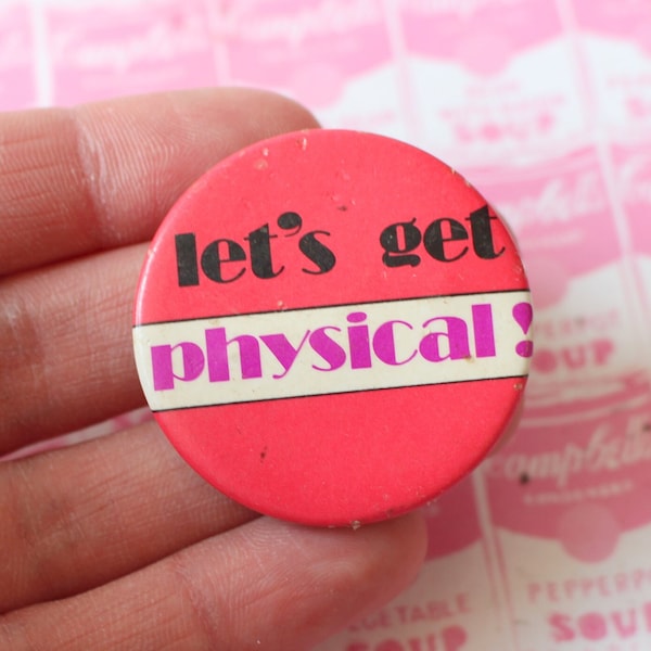 1980er Jahre Vintage Lets Get Physische Button Pin ...... rot. Retro Accessoires. kitsch. Flair. Schmuck. 80er Jahre Accessoires. flippig. Geschenk. 80er Jahre Geschenke