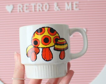 Tazza vintage a forma di fungo atomico anni '60: decorazione da cucina kitsch retrò