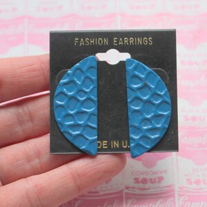 1980s Halbmond Ohrringe...teal blau. retro. kitschig. Zauberhafte Ohrringe. indie. Aztek. Metall. baumelnd. Ohrlöcher. 80er Jahre Glam. Völkchen. alter Lagerbestand