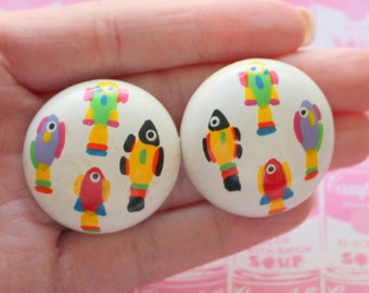 Pendientes de pez arcoíris de los años 80: joyas kitsch de vida marina