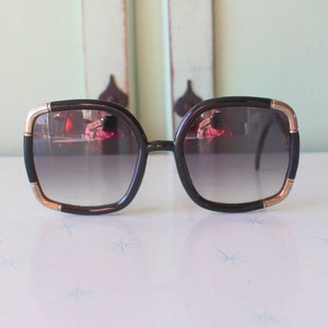 Vintage MOD DISCO Sunglasses.....oversized. black gold. big lens. retro. rad. hipster. . rock n roll. party. costume. big lens. disco