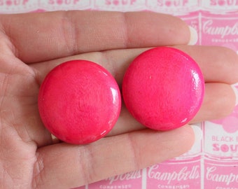 1980s PRETTY PINK Earrings..costume. 1980s glam. sexy. killer 80s. rad. rocker. punk. indie. hipster. round. fushia. mod. button earrings