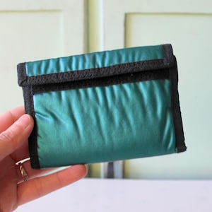 Cartera unisex vintage con diseño de arcoíris de los años 80... retro, cursi, novedosa, extravagante, unisex, verde azulado, estilo años 80, tarjetero, monedero, regalos de la época