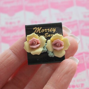 Vintage 1980s DAISY Enamel Flower Earrings......yellow. groovy. retro. flower. 1970s. classic. floral. daisy. costume jewelry. new old stock