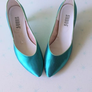 1980s Teal Blue Satin Wedding Heels....ize 8 womens...blue heels. shoes. pumps. fancy. party. mod. retro. glam. fabric heels. studio 6 heels