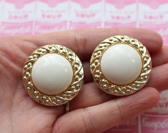 Vintage MOD GIRL Clip On Earrings.....80s costume party. white. groovy. 1980s earrings. hippie. clip ons. round. mod. disco. oversized. gold