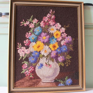 70年代のヴィンテージ花柄刺繍ウォールアート：ミッドセンチュリーホームデコレーション