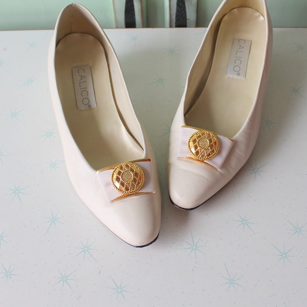 Vintage CALICO Creamy White and Gold Heels...size 7.5 womens..pumps. party. mod. classic. 1960s glam. leather. holiday. bow heels. 80s heels