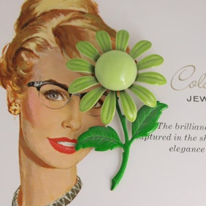 Vintage groen geëmailleerde bloemenbroche: retro madeliefjespin uit de jaren 70