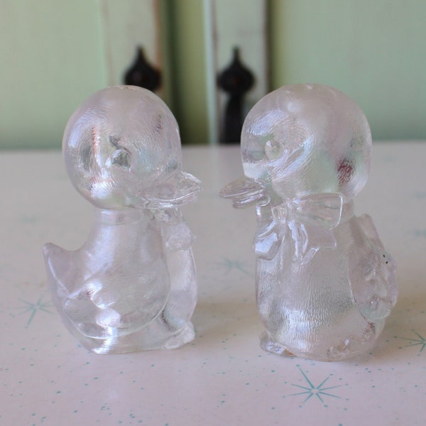 Vintage Clear DUCK Salt and Pepper Shakers......housewares. retro. vintage home. 80s home. vintage home. bird. duckling. kitsch shakers