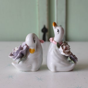 Vintage Ceramic Duck Figurine Set: Kitsch Home Decor